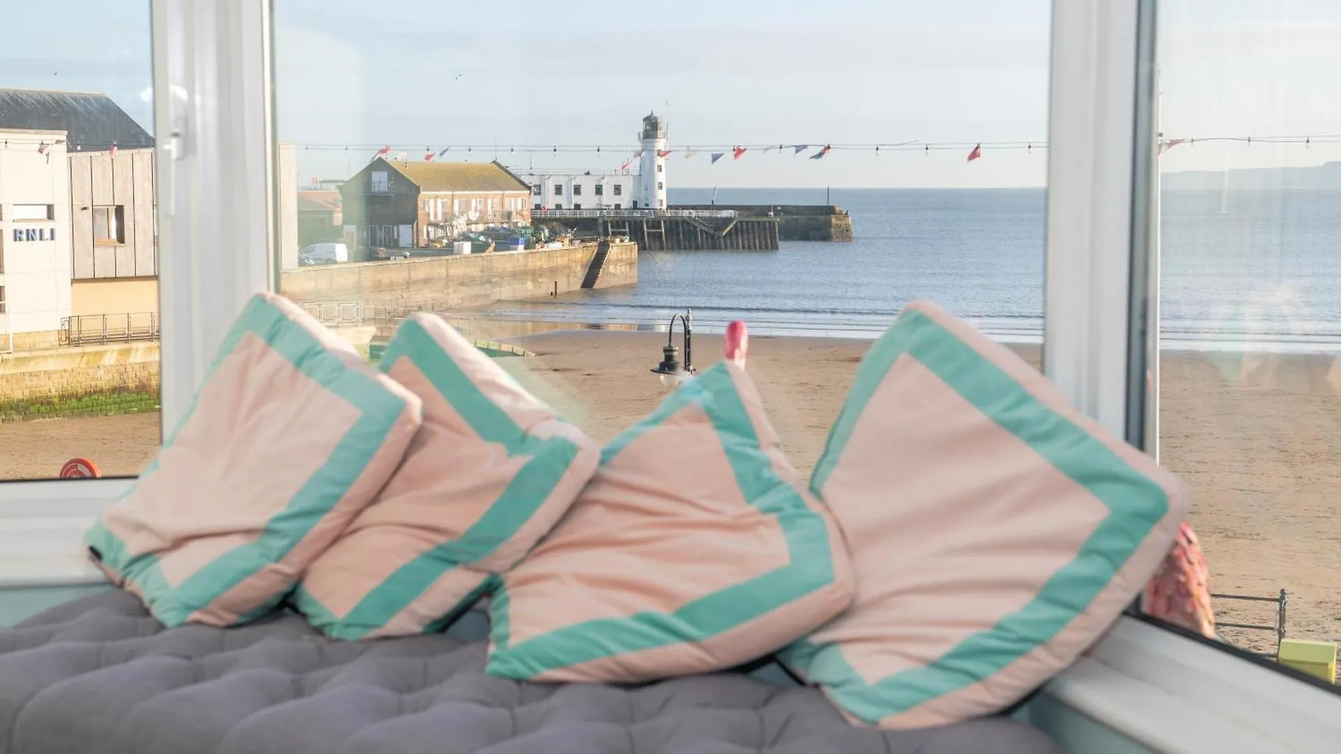 Flamingo Bay - Huge Apartment With Stunning Views - On The Beach! location