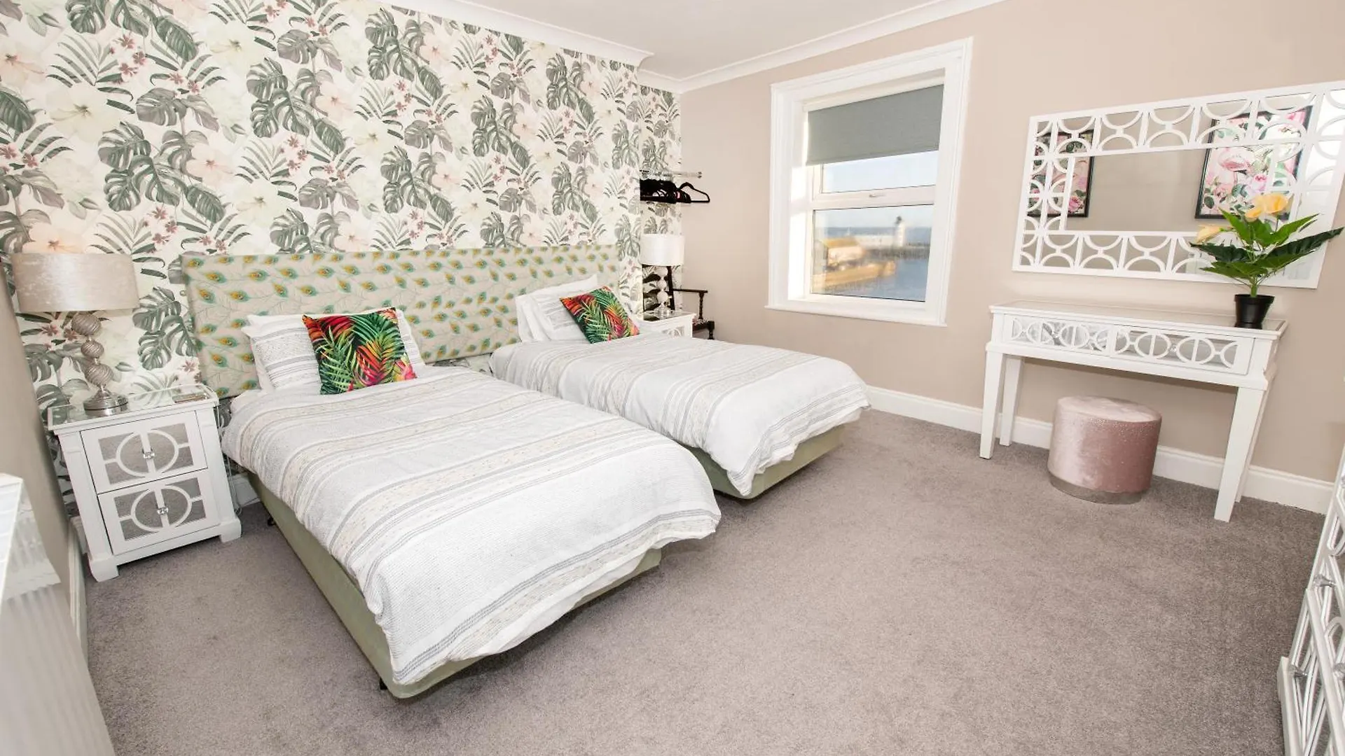Flamingo Bay - Huge Apartment With Stunning Views - On The Beach! Scarborough